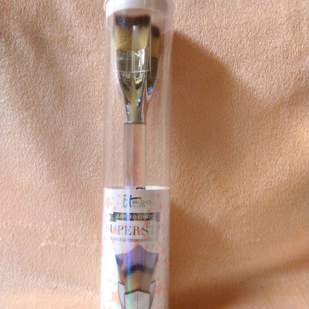 It! Limited Edition Superstar foundation brush